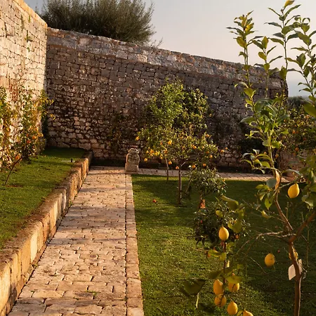 Hotel Masseria Auraterrae 5*